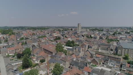 Antenne:-Eine-Stadt-Mit-Ihrer-Kirche,-Die-An-Einem-Schönen-Sommertag-Die-Aussicht-Dominiert