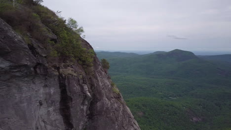 Volando-Alrededor-De-La-Montaña-Whiteside-En-Carolina-Del-Norte