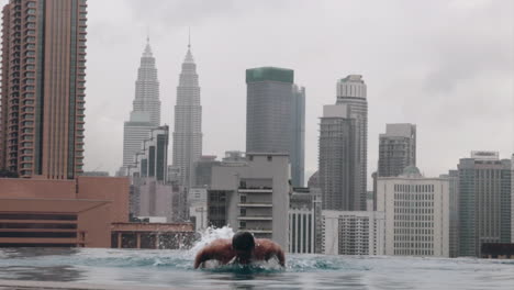 Mann-Schwimmt-Schmetterling-Im-Pool-Auf-Dem-Dach-In-Kuala-Lumpur