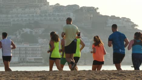 Corredores-En-Una-Carrera-Por-La-Mañana-En-La-Playa-De-Cullera