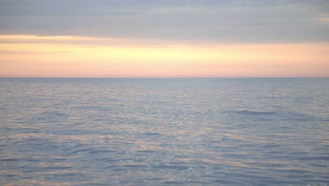 Ruhige-Und-Einladende-Landschaft-Des-Ozeans-Während-Des-Sonnenuntergangs---Weitschuss
