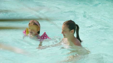 Mutter-Brachte-Ihrer-Tochter-Das-Schwimmen-Bei