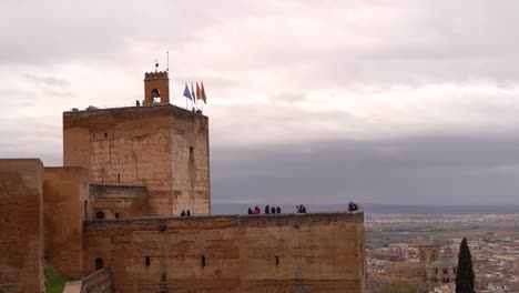 Long-shot-of-Alhambra-lookout-tower-in-Granada,-with-few-tourists