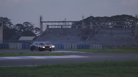 Rennwagen-Driften-Auf-Einer-Strecke-In-Einem-Motorsportpark