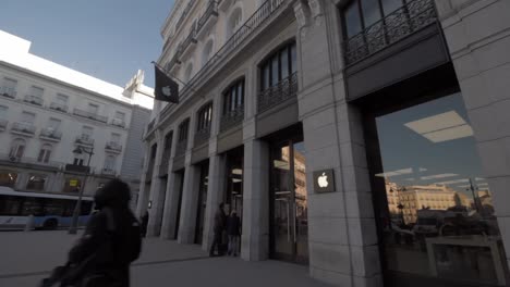 Apple-Store-In-Puerta-Del-Sol,-Madrid