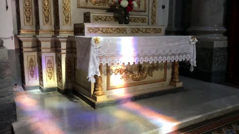 Lichter-Voller-Farben-Dringen-In-Eine-Alte-Argentinische-Kathedrale-Ein-Und-Ermöglichen-Den-Blick-Auf-Die-Jungfrau-Maria