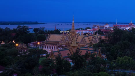Phnom-Penh-Cityscape---royal-palace,-day-to-night