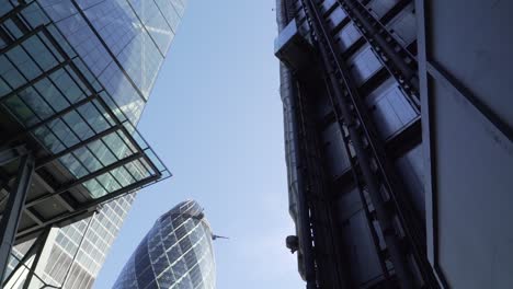 People-and-buildings-in-London's-Canary-Wharf-financial-district