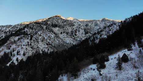 Drohnenaufnahmen-In-Schneebedeckten-Bergen-Bei-Sonnenuntergang