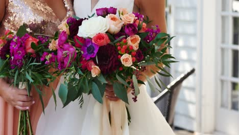 Braut-Und-Brautjungfer-Halten-Blumensträuße