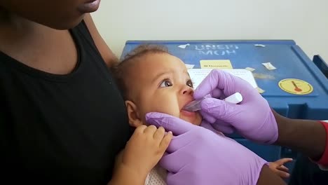 Ein-Baby-Wird-In-Einer-Medizinischen-Klinik-In-Afrika-Mit-Flüssigen-Tropfen-Geimpft