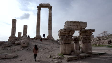 Turistas-Tomando-Fotos-Entre-El-Alto-Templo-De-Mármol-Blanco-De-Las-Columnas-De-Hércules-En-La-Colina-De-La-Ciudadela-En-Amman