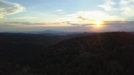 Wunderschöne-Luftaufnahme-Des-Sonnenuntergangs-über-Den-Bergen-Colorados,-Langsame-Rückwärtsbewegung