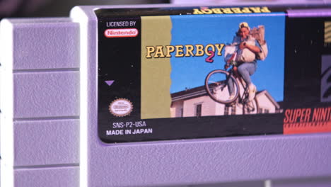 Vintage-Super-Nintendo-Patronen-In-Lila-Licht-Nach-Rechts-Schieben