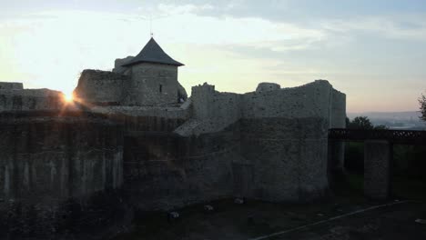 Herbstsonnenuntergang-über-Der-Alten-Festung-Aus-Rumänien,-Stadt-Suceava