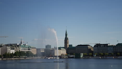 Boote-Fahren-An-Sonnigen-Tagen-Auf-Der-Binnenalster-In-Hamburg