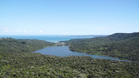 Slowmo---Panoramablick-Auf-Die-Sonnige-Landschaft-Neuseelands
