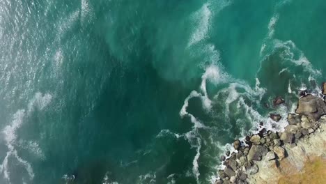AERIAL:-Birds-eye-view-of-the-rocky-shore-of-the-Oregon-ocean-as-the-drone-moves-away-from-the-shoreline