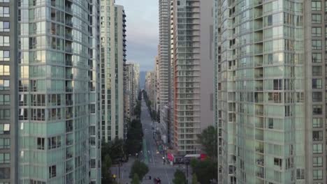 Luftdrohne-Steigt-über-Gebäuden-In-Vancouver