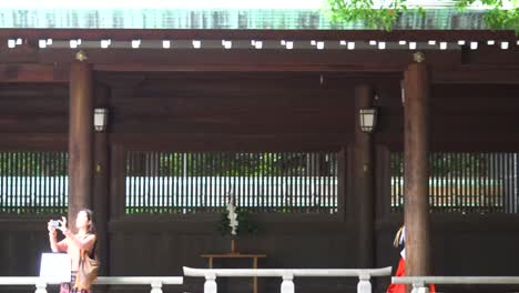 Kimono-Con-Dos-Chicas-Caminando-En-El-Santuario