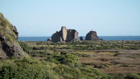 Cámara-Lenta---Faro-Y-Formaciones-Rocosas-En-La-Playa-De-Whatipu,-Nueva-Zelanda