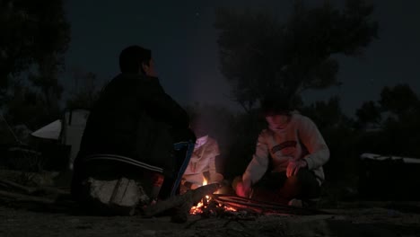 El-Refugiado-Se-Sienta-Alrededor-Del-Fuego-En-La-Noche-Fría-Con-Amigos-Para-Mantener-El-Lapso-De-Tiempo-Cálido