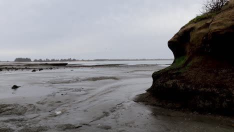 Bei-Ebbe-Fließt-Das-Wasser-An-Einem-Einzigartigen-Felsen-Vorbei-In-Die-Bucht