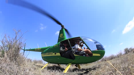 Eine-Gruppe-Von-Naturschützern-Fliegt-In-Einem-Robinson-44-über-Das-Madikwe-Private-Wildreservat-Auf-Der-Suche-Nach-Weißen-Und-Schwarzen-Nashörnern,-Um-Sich-Im-Schutzeinsatz-Zu-Versuchen