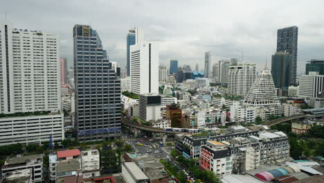 Bangkok-Tailandia---Alrededor-Del-Lapso-De-Tiempo-De-Rascacielos-Y-Carreteras-En-La-Ciudad-De-Bangkok-Con-Cielo-Nublado,-Tailandia,-Tiro-Cerrado,-Luz-Del-Día