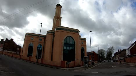 Zeitraffer,-Zeitrafferansicht-Der-Gilani-Noor-Moschee-In-Longton,-Stoke-On-Trent,-Staffordshire,-Die-Neue-Moschee,-Die-Für-Die-Wachsende-Muslimische-Gemeinschaft-Gebaut-Wird,-Um-Anzubeten-Und-Sich-Zu-Versammeln