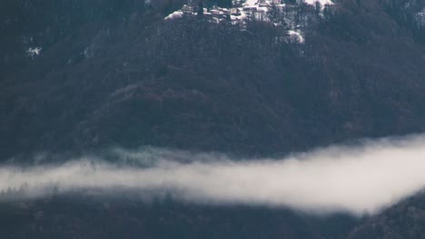 Nube-De-Niebla-Baja-Sobre-Los-árboles-En-El-Lapso-De-Tiempo-Del-Valle-Alpino