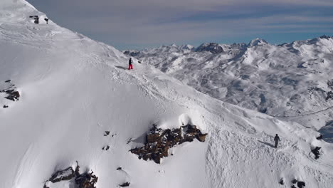 Alpes-Franceses-Aéreos----Revelando-Un-Terreno-Montañoso-Con-Dos-Esquiadores