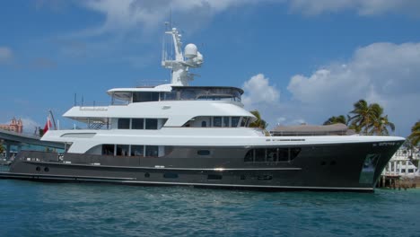 Yacht-Angedockt-In-Nassau,-Bahamas