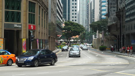 Singapur---Circa-Time-Lapse-Pan-Right-Shot-De-Tráfico-Urbano-De-Singapur-En-Un-Cruce-Ocupado
