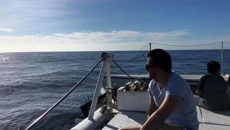 Junger-Mann-Genießt-Eine-Bootsfahrt-An-Einem-Sonnigen-Tag-In-Cabo,-Mexiko