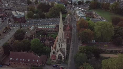 Drohnen-Luftaufnahme-Der-Kirche-In-Cambridge-City,-Heimat-Der-Prestige-Universität-In-Der-Nähe-Von-London-Nach-Sonnenuntergang