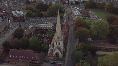 Iglesia-De-Toma-Aérea-De-Drones-En-La-Ciudad-De-Cambridge-Hogar-De-La-Universidad-De-Prestigio-Cerca-De-Londres-Después-Del-Atardecer