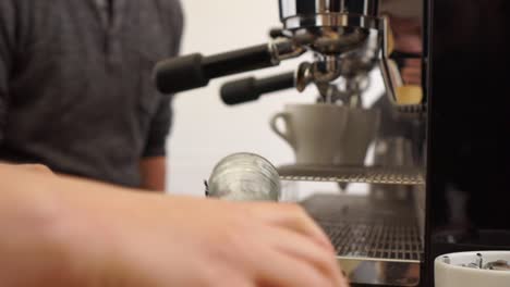 Slowmo---Hände-Des-Café-Barista,-Der-Frischen-Espresso-Aus-Der-Kaffeemaschine-Zubereitet---Nahaufnahme