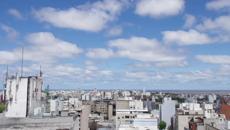 Lapso-De-Tiempo-De-Cielo-Azul-Y-Nubes-Sobre-Montevideo-Uruguay
