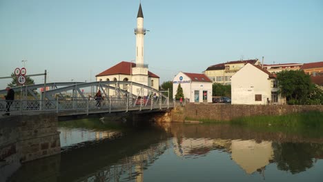 Blick-Auf-Die-Moschee-In-Einer-Kleinen-Europäischen-Stadt