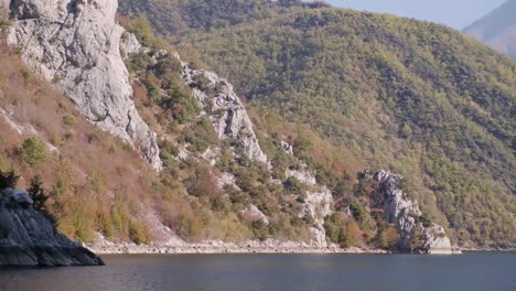 Lago-Koman-Con-El-Ferry-Del-Lago-Komani-Rumbo-A-Las-Montañas-De-Albania-Y-Los-Alpes