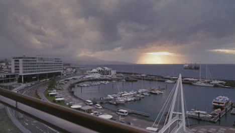 Blick-Auf-Den-Sonnenaufgang-Am-Seehafen-Und-Yachthafen-Von-Ponta-Delgada-Auf-Der-Insel-Sao-Miguel-Der-Portugiesischen-Azoren