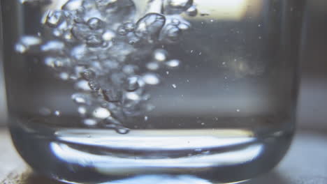 Wasserblasen-Beim-Eingießen-In-Glas-Aus-Nächster-Nähe-In-Zeitlupe