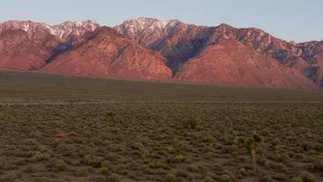 The-snowy-mountains-of-the-Sierra-Nevada-during-sunrise