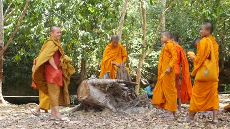Grupo-De-Monjes-Budistas-Descansando.-Montaña-Kulen-Camboya
