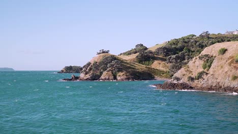 Bewegende-Aufnahme-Der-Wunderschönen-Küste-Der-Insel-Waiheke-Mit-Türkisfarbenem-Wasser-In-Neuseeland