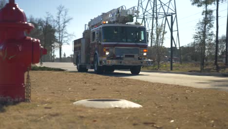 Feuerwehrauto-Fährt-Mit-Eingeschalteter-Notbeleuchtung-Am-Hydranten-Vorbei