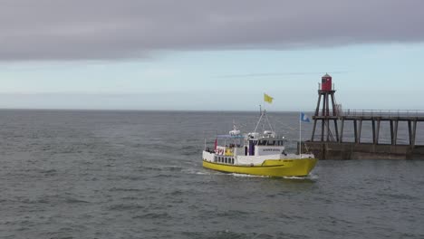 El-Barco-De-Recreo-Summer-Queen-Entra-En-El-Puerto-De-Whitby-Entre-Los-Muelles