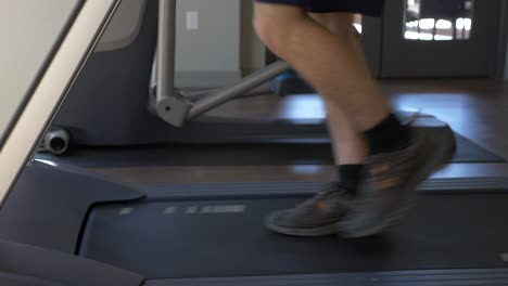 Bombero-Corriendo-En-Una-Cinta-Rodante-Para-Mantenerse-En-Forma-Y-Entrenar-Para-La-Respuesta-De-Emergencia