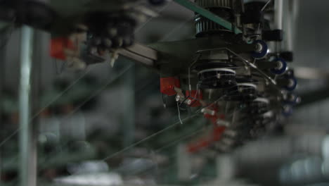Alarmsignal-Für-Eine-Gebrochene-Fadenlinie-An-Einer-Automatisierten-Textilstrickmaschine-In-Einer-Textilfabrik-In-China
